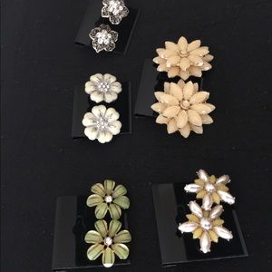 Lot of floral earring sets.